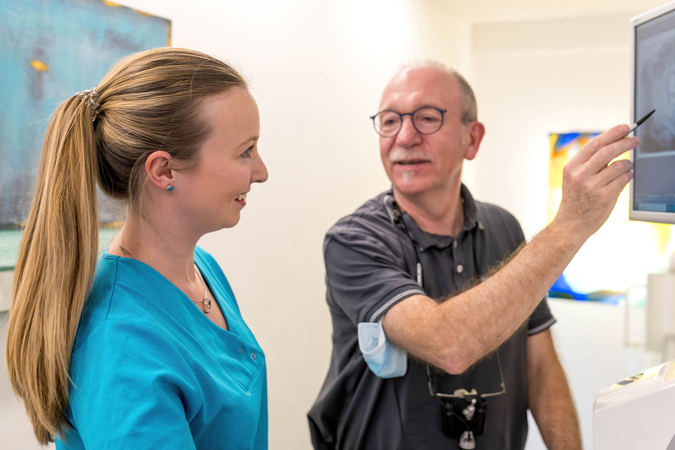Dr. Albert Holler und Dr. Maria Bauer im Gespräch