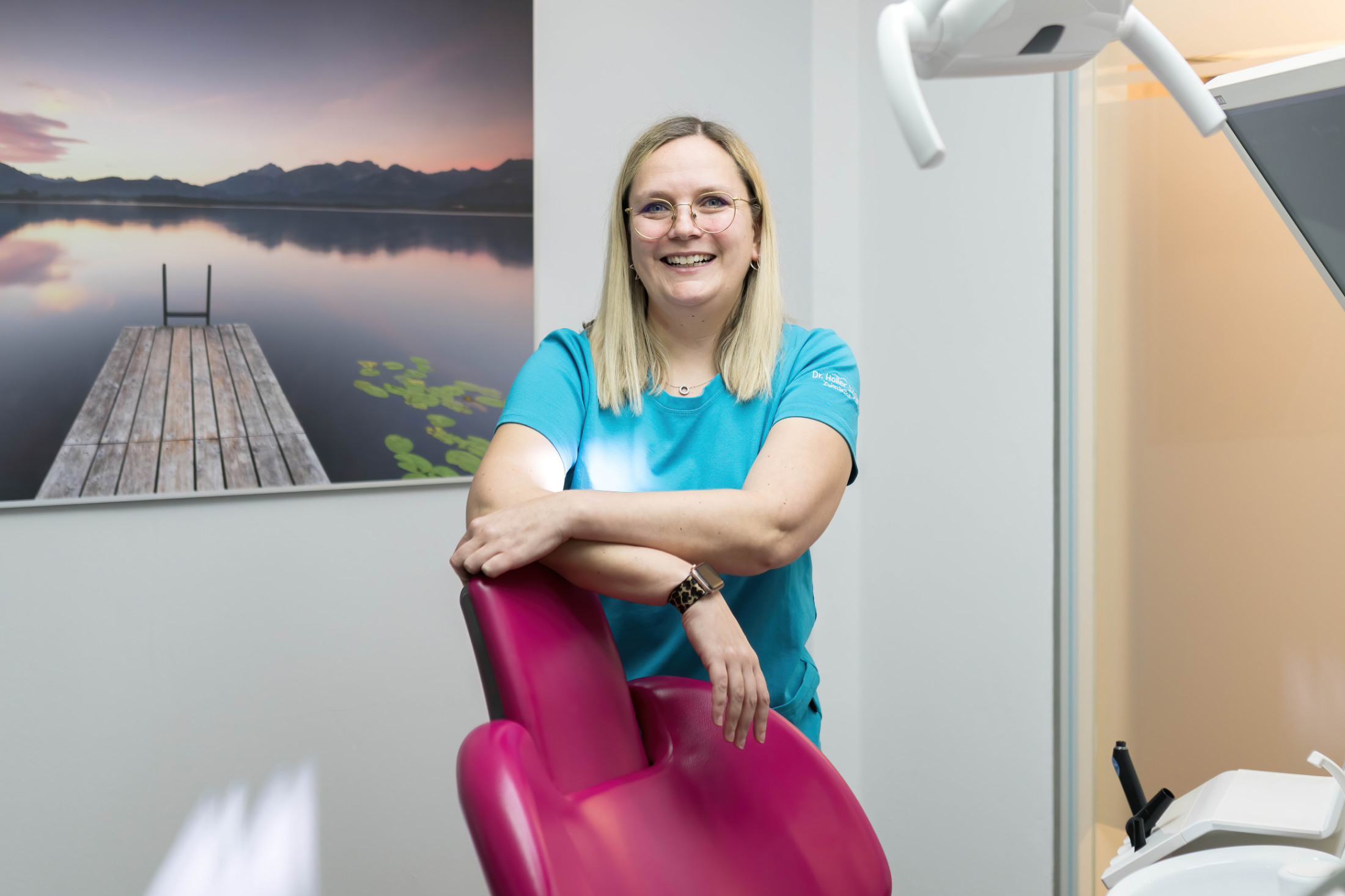 Mitarbeiterin lehnt lässig am Stuhl