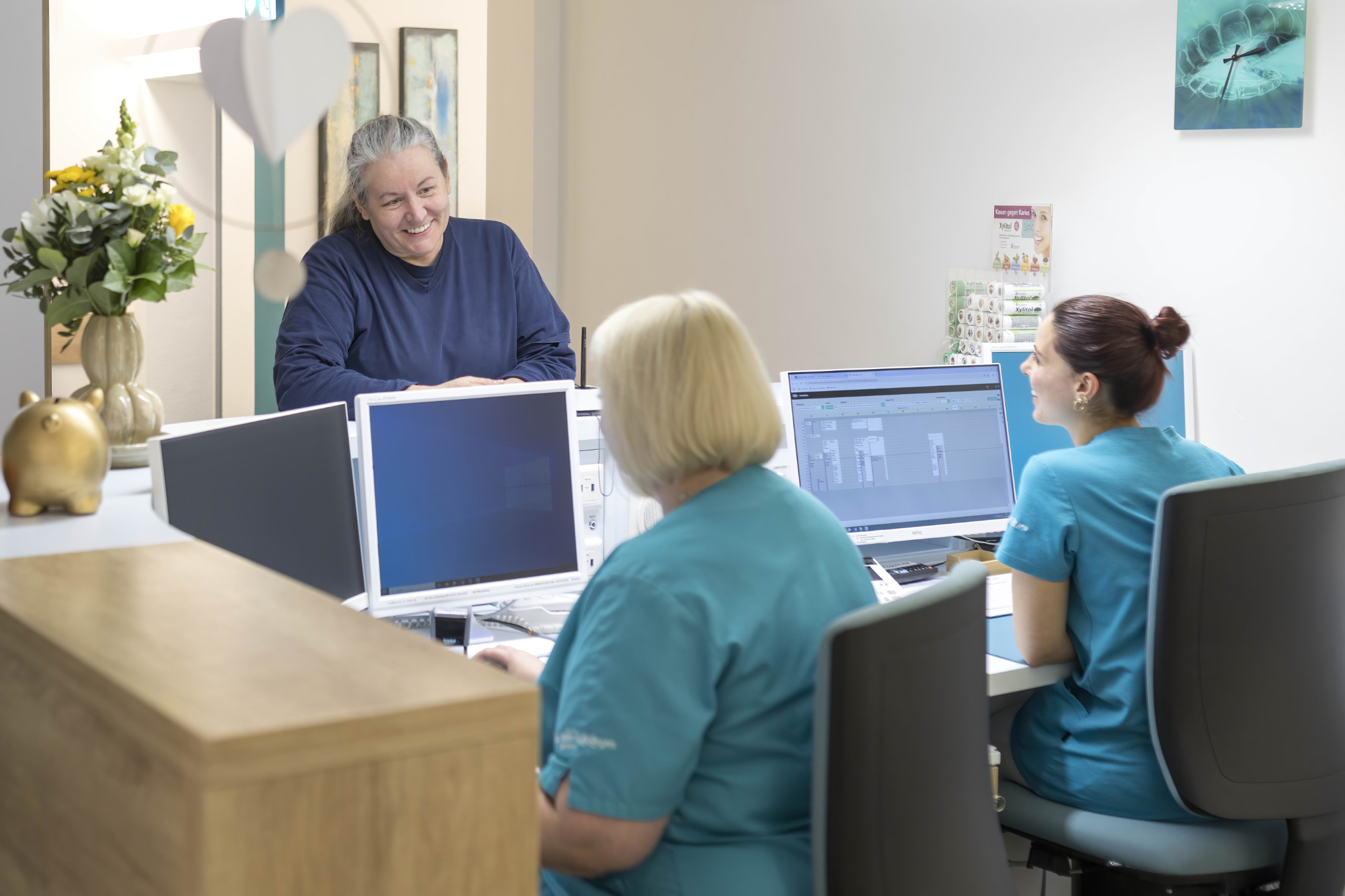 Zahnarzt Arzberg – Patientin am Empfang