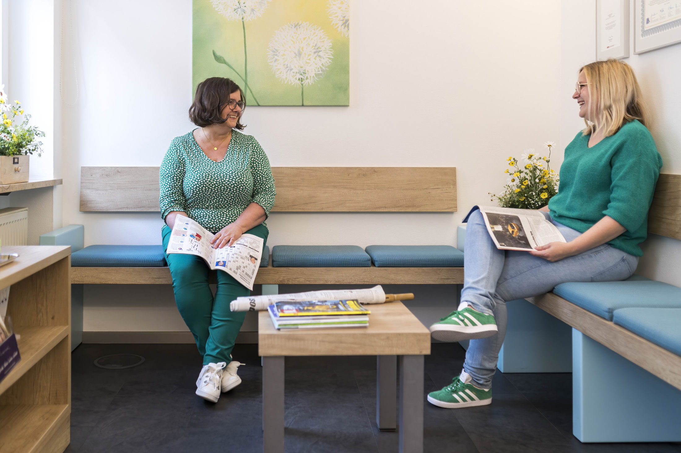 Peersonen im Wartezimmer Zahnarzt Arzberg