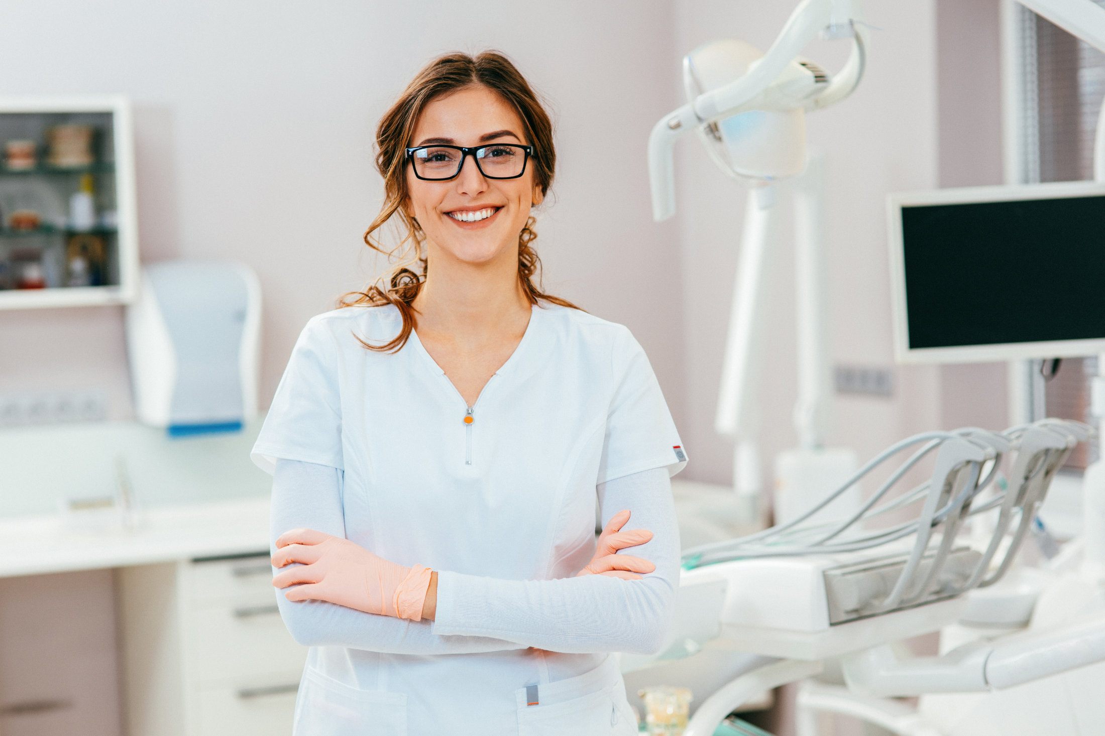 Dentist Junge Zahnärztin freut sich auf die Praxis