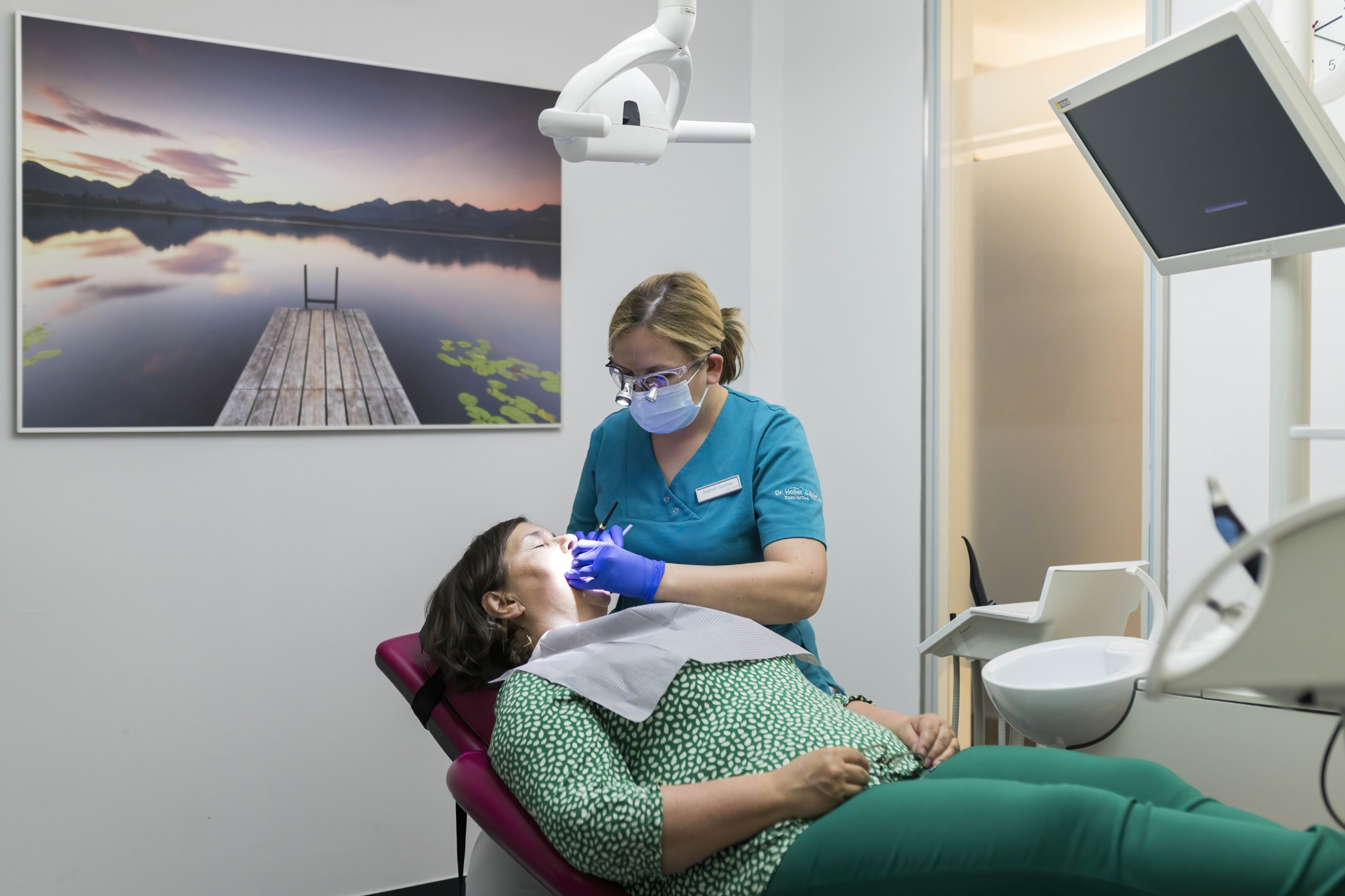 Solo Prophylaxe wird an Patientin in Praxis vorgenommen